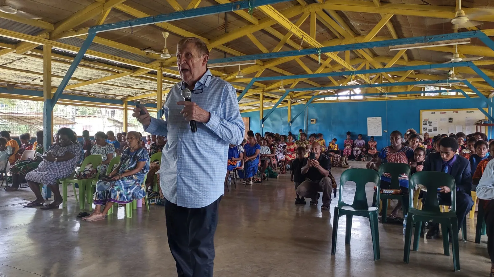 Herb Johnson teaching an EPHOD seminar to a full hall in Papua New Guinea